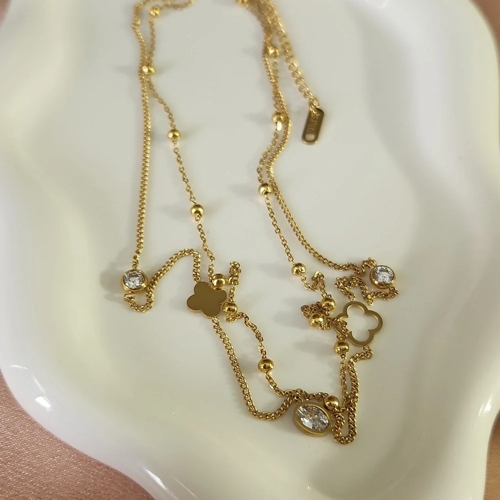 Stainless steel layered crystal clover necklace - Picture 5 of 5